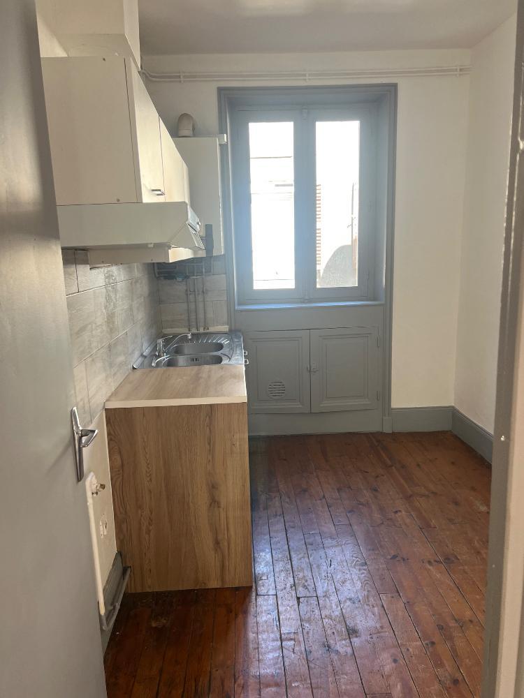 Appartement lumineux de 3 pièces avec charges mensuelles, situé au 2ème étage. à Clermont-Ferrand