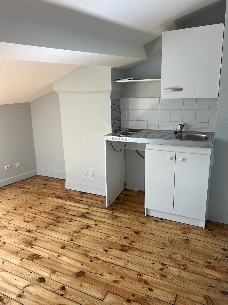 Appartement lumineux de 2 pièces à louer au 4ème étage. à Clermont-Ferrand