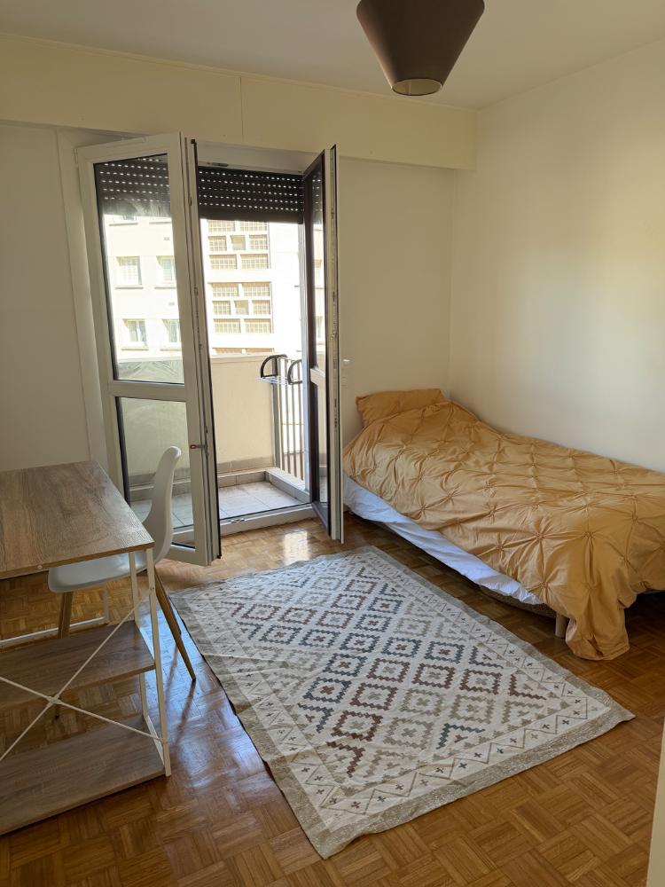 Chambre dans appartement lumineux avec balcon à Saint-Maur-des-Fossés.