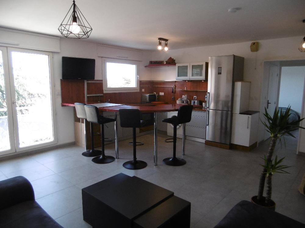 Appartement lumineux avec balcon à louer à Saint-Étienne.