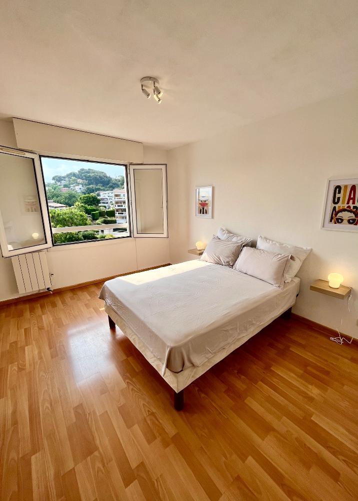 Appartement avec garage, balcon et piscine à Saint-Laurent-du-Var.
