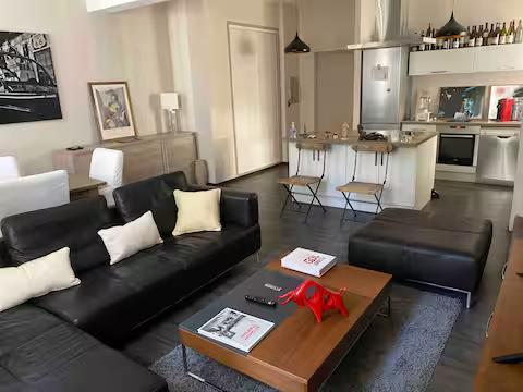 AVIGNON CENTRE HISTORIQUE – DUPLEX MEUBLÉ DE 80 m² – PARKING AU PALAIS DES PAPES – INTERNET INCLUS