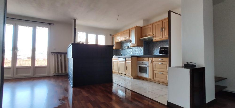 Appartement lumineux avec balcon à Saint-Étienne.