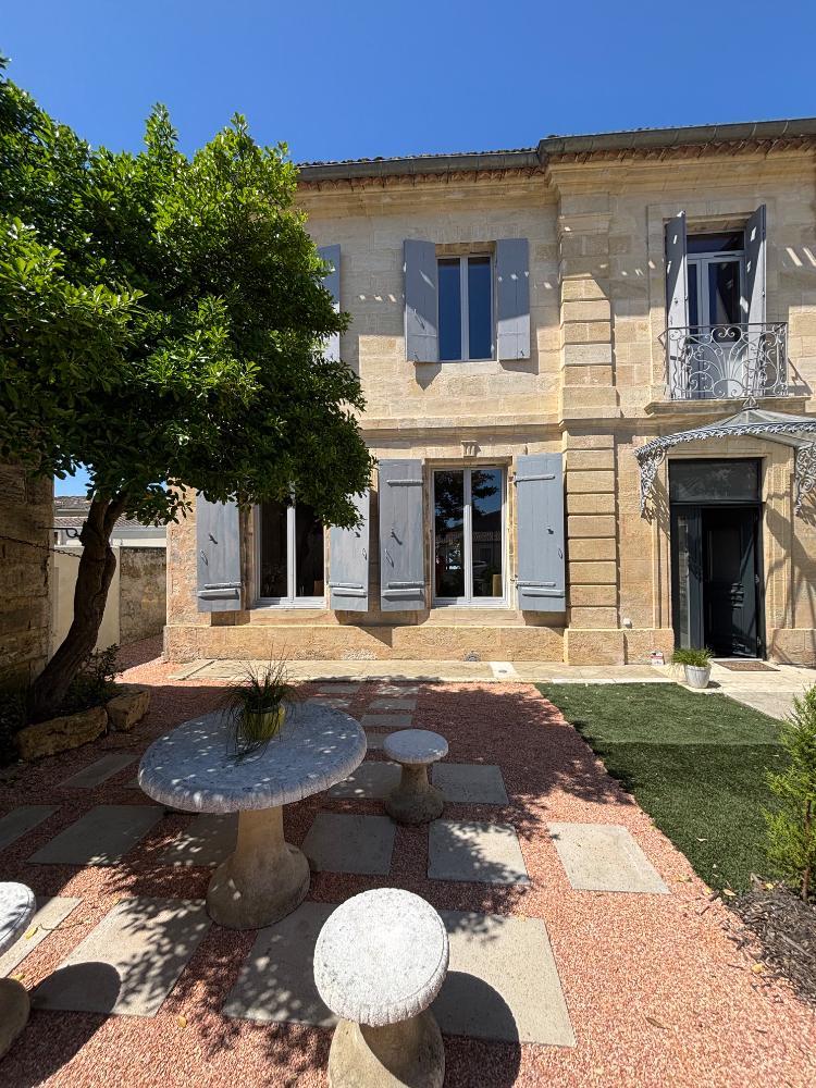 Maison de Maître à vendre à Ludon-Médoc avec jardin, garage et belle luminosité.