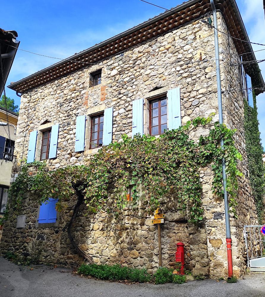 Maison de 6 pièces à louer à Saint-Fortunat-sur-Eyrieux.